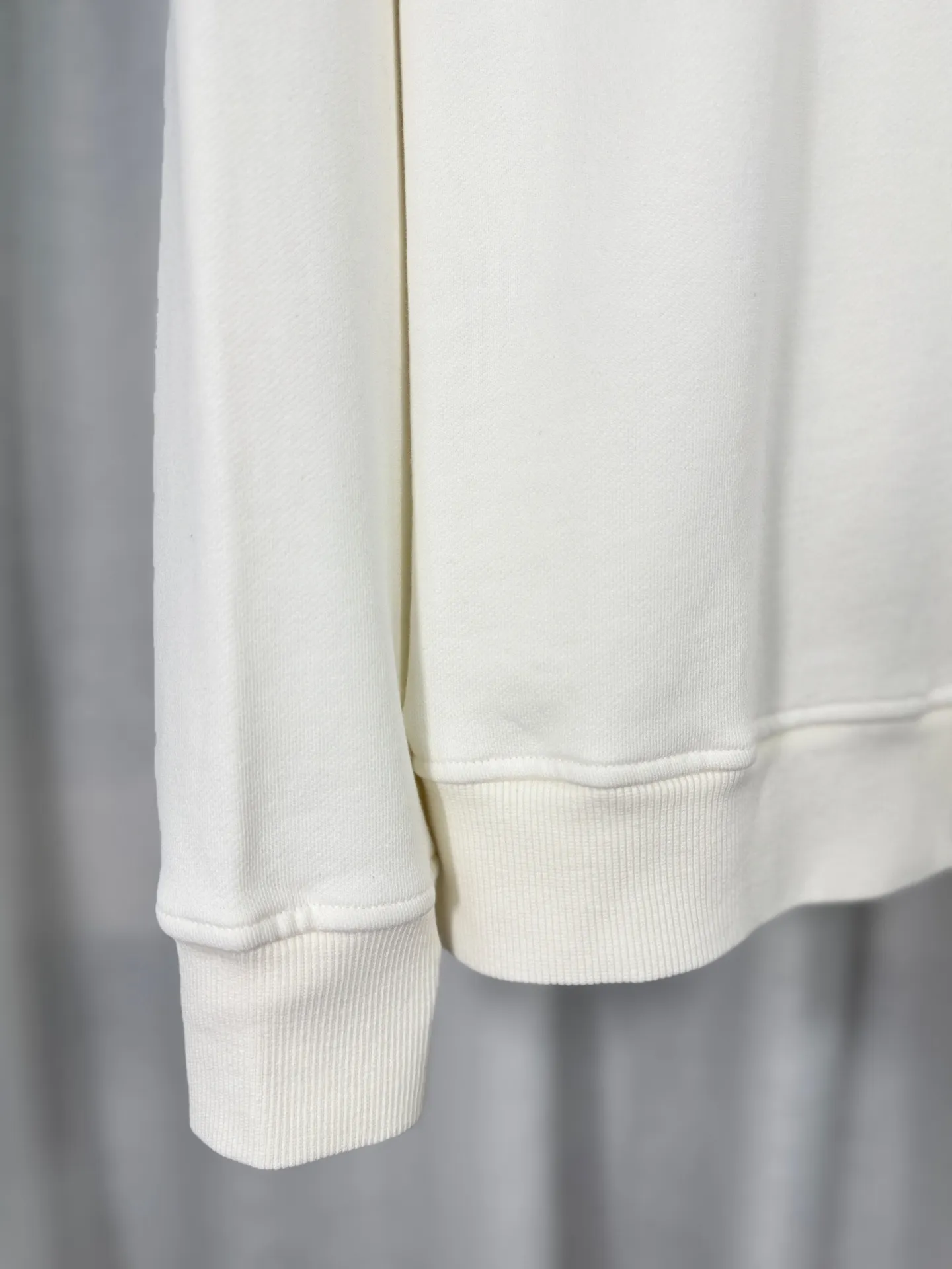 P260 top version, real shot without P, ​​different from market currency) 𝗖𝗵𝗿𝗼𝗺𝗲 𝗛𝗲𝗮𝗿𝘁𝘀/Cro Heart 2025 washed patch embroidery autumn and winter new original single counter American laser burnt 3D three-dimensional color embroidered couple casual sweatshirt 👑The highest version! Customized fabric 420g tripe terry fabric! American acid-washed and distressed original fabric laser burnt ✟appliqué embroidery and exquisite embroidery of letters! The best-selling model in the counter, very comfortable to wear. Accessories: original molded and authenticated collar label➕100% silk wash label. Genuine purchase-grade original hangtag➕matching hanging rope➕3D hanging beads➕original packaging bag. Craftsmanship: The original version has consistent wiring! The highest version of the armhole matching technique! Color: White Black Size: S M L XL Style No.: 9303